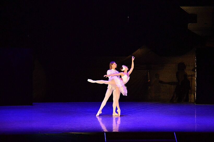 Pas de deux z Labutího jezera (Nikola Márová a Michal Štípa). Foto: Moravské divadlo Olomouc.